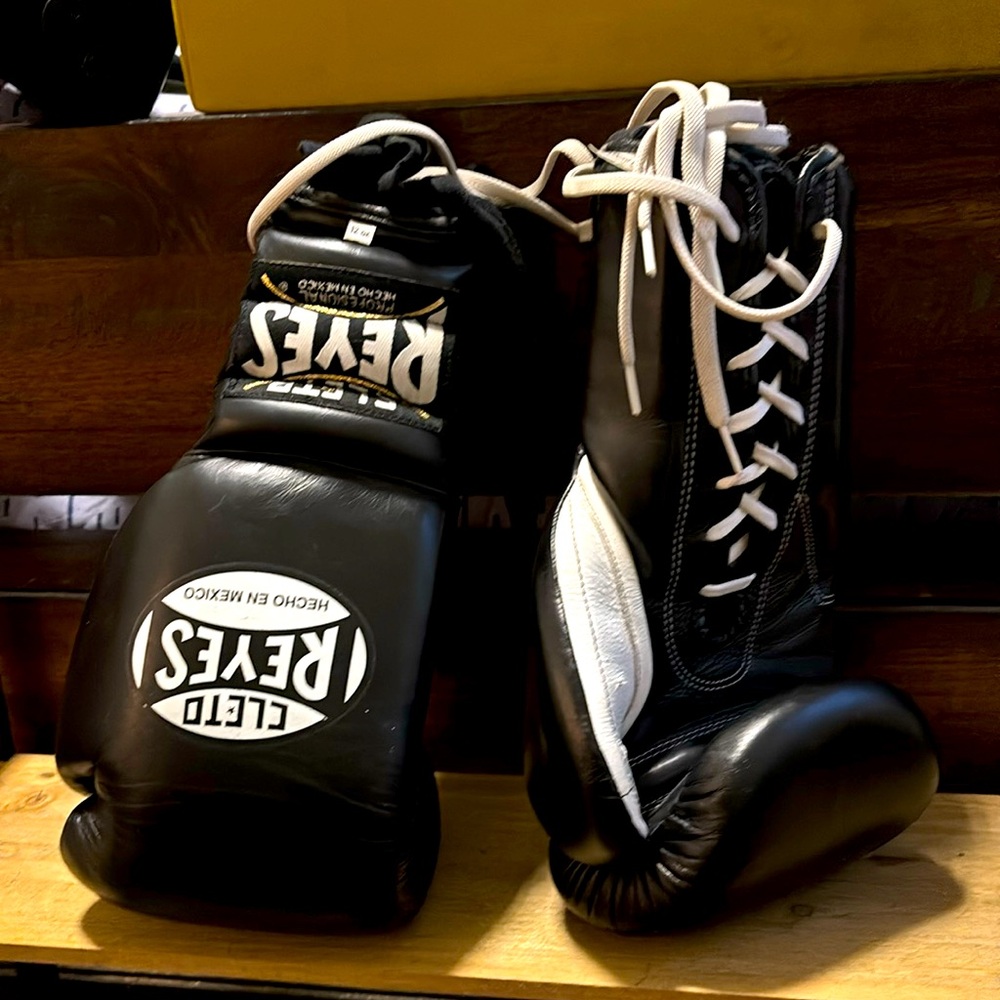 Cleto Reyes Boxing Gloves 12 Oz Black Lace Up Goat Skin Professional. Bands.